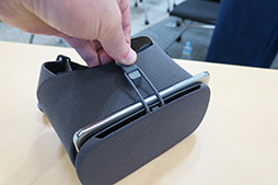 画像ギャラリー No.012のサムネイル画像 / Google,スマートフォン組み込み型VR HMD「Daydream View」を1万2000円で国内発売。第2世代モデル