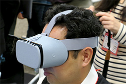 画像ギャラリー No.015のサムネイル画像 / Google,スマートフォン組み込み型VR HMD「Daydream View」を1万2000円で国内発売。第2世代モデル