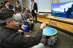 画像ギャラリー No.016のサムネイル画像 / Google,スマートフォン組み込み型VR HMD「Daydream View」を1万2000円で国内発売。第2世代モデル