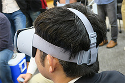 画像ギャラリー No.026のサムネイル画像 / Google,スマートフォン組み込み型VR HMD「Daydream View」を1万2000円で国内発売。第2世代モデル