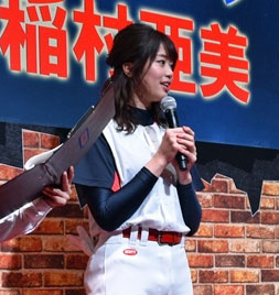 画像ギャラリー No.002のサムネイル画像 / ［JAEPO2017］稲村亜美さんの“神スイング”も披露された，「レジェンドベースボール」スペシャルステージレポート