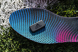 画像ギャラリー No.010のサムネイル画像 / リアルで計測したデータを「FIFA Mobile」に連動可能。シューズ用のインソール「adidas GMR(ゲーマー)」が本日販売開始