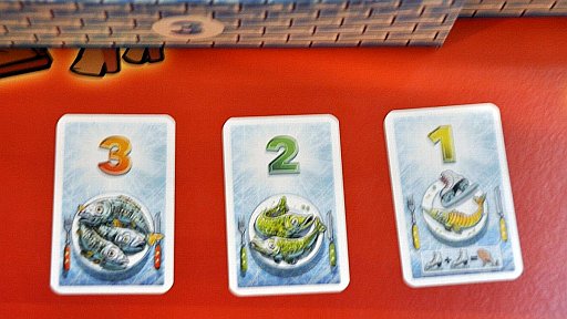 画像ギャラリー No.001のサムネイル画像 / ［SPIEL’16］ペンギンをはじいて魚をゲットせよ！　そこはかとない戦略性が魅力のアクションボードゲーム「ICECOOL」を遊んでみた