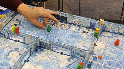 画像ギャラリー No.004のサムネイル画像 / ［SPIEL’16］ペンギンをはじいて魚をゲットせよ！　そこはかとない戦略性が魅力のアクションボードゲーム「ICECOOL」を遊んでみた
