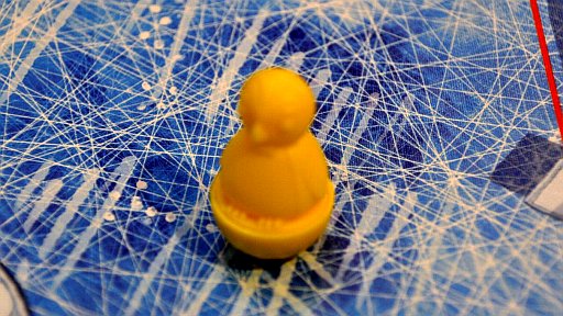 画像ギャラリー No.005のサムネイル画像 / ［SPIEL’16］ペンギンをはじいて魚をゲットせよ！　そこはかとない戦略性が魅力のアクションボードゲーム「ICECOOL」を遊んでみた