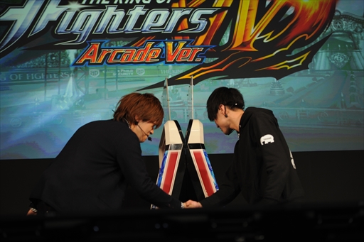 画像ギャラリー No.006のサムネイル画像 / ［JAEPO2017］現役声優とプロゲーマーが「KOF XIV」でガチンコ対決！ NESiCAxLive2の新情報も公開されたスペシャルステージレポート