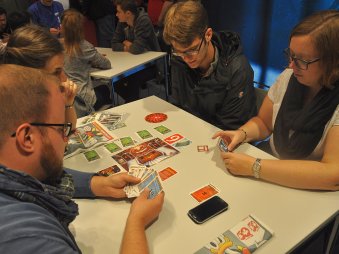 画像ギャラリー No.009のサムネイル画像 / ［SPIEL’16］小型化の秘密は円盤にあり？ 会場で大人気の卓上版「リアル脱出ゲーム」を遊んでみた