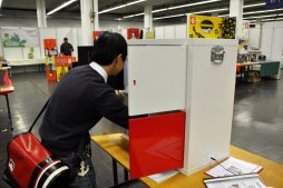 画像ギャラリー No.011のサムネイル画像 / ［SPIEL’16］小型化の秘密は円盤にあり？ 会場で大人気の卓上版「リアル脱出ゲーム」を遊んでみた