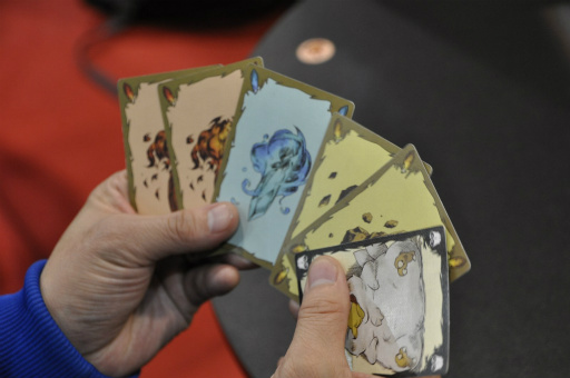 画像ギャラリー No.001のサムネイル画像 / ［SPIEL’16］新作「チョコボのクリスタルハント」を引っさげ，スクエニがSPIEL参戦。ホビージャパンと共同開発の，シンプルかつ攻撃的なカードゲーム