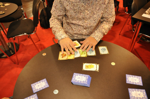 画像ギャラリー No.002のサムネイル画像 / ［SPIEL’16］新作「チョコボのクリスタルハント」を引っさげ，スクエニがSPIEL参戦。ホビージャパンと共同開発の，シンプルかつ攻撃的なカードゲーム