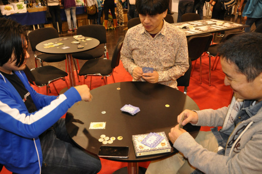 画像ギャラリー No.004のサムネイル画像 / ［SPIEL’16］新作「チョコボのクリスタルハント」を引っさげ，スクエニがSPIEL参戦。ホビージャパンと共同開発の，シンプルかつ攻撃的なカードゲーム