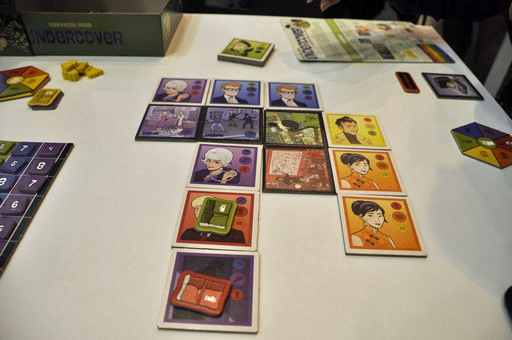 画像ギャラリー No.004のサムネイル画像 / ［SPIEL’16］冷戦期のスパイ活動がテーマ。タイル22枚でプレイするゲーム「Undercover」を遊んでみた