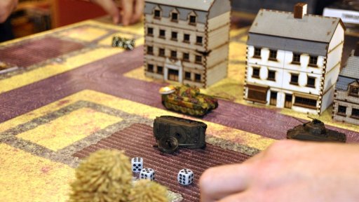 画像ギャラリー No.012のサムネイル画像 / ［SPIEL’16］心を鷲づかみにされる戦車ゲーム「TANKS：Panther vs Sherman」プレイレポート。シンプルなルールで激しい戦車戦を再現