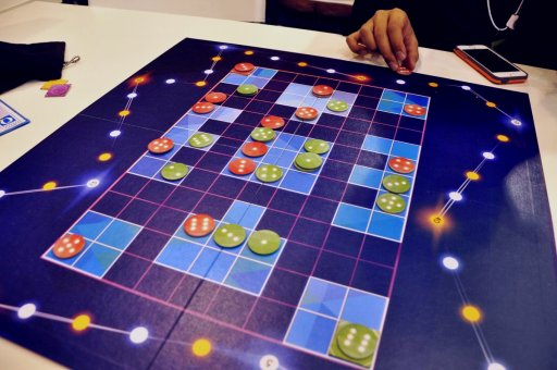 画像ギャラリー No.012のサムネイル画像 / ［SPIEL’16］QUEEN Gamesが贈る新作アブストラクトゲーム「GL&Uuml;X」試遊レポート。建築ゲームの「Monument World」も合わせて紹介
