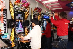 画像ギャラリー No.021のサムネイル画像 / 「The 6th KONAMI Arcade Championship」開幕記念イベントレポート。前チャンピオンとゲスト陣が,全11タイトルの見どころを解説