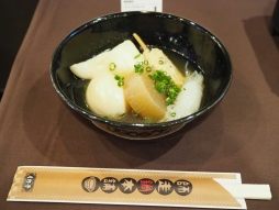 画像ギャラリー No.003のサムネイル画像 / 「ツキノ芸能プロダクション」の公式カフェ「『池袋月野亭』〜師走鍋本舗〜」をレポート。2020年11月までテーマの異なるカフェが楽しめる