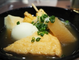 画像ギャラリー No.004のサムネイル画像 / 「ツキノ芸能プロダクション」の公式カフェ「『池袋月野亭』〜師走鍋本舗〜」をレポート。2020年11月までテーマの異なるカフェが楽しめる