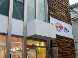 画像ギャラリー No.002のサムネイル画像 / 「TSUKIPRO SHOP in HARAJUKU 2023」オープニング内覧会をレポート。“裏アオハル”がテーマのグッズや公式カフェ“月野亭”で世界観を堪能