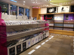 画像ギャラリー No.004のサムネイル画像 / 「TSUKIPRO SHOP in HARAJUKU 2023」オープニング内覧会をレポート。“裏アオハル”がテーマのグッズや公式カフェ“月野亭”で世界観を堪能