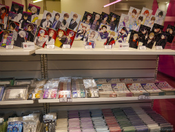 画像ギャラリー No.006のサムネイル画像 / 「TSUKIPRO SHOP in HARAJUKU 2023」オープニング内覧会をレポート。“裏アオハル”がテーマのグッズや公式カフェ“月野亭”で世界観を堪能