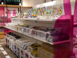 画像ギャラリー No.026のサムネイル画像 / 「TSUKIPRO SHOP in HARAJUKU 2023」オープニング内覧会をレポート。“裏アオハル”がテーマのグッズや公式カフェ“月野亭”で世界観を堪能