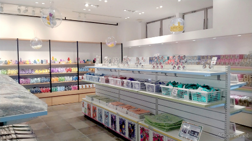 画像ギャラリー No.001のサムネイル画像 / ツキプロの期間限定ショップ「TSUKIPRO SHOP in HARAJUKU」内覧会レポート。“COT部”をテーマにツキコットや研究員姿のタレントが登場