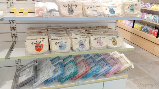 画像ギャラリー No.016のサムネイル画像 / ツキプロの期間限定ショップ「TSUKIPRO SHOP in HARAJUKU」内覧会レポート。“COT部”をテーマにツキコットや研究員姿のタレントが登場
