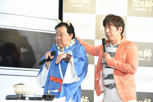 画像ギャラリー No.017のサムネイル画像 / 「陰陽師」新TVCM発表会をレポート。川口春奈さんがダチョウ倶楽部・上島さんに例の食べ物を“あーん”