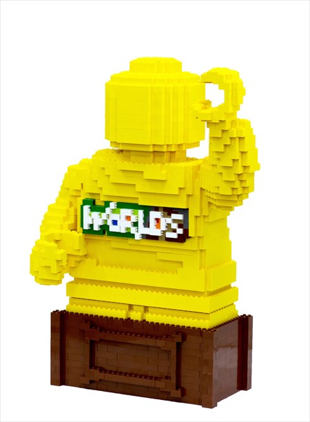 画像ギャラリー No.001のサムネイル画像 / 「LEGOワールド 目指せマスタービルダー」,チーム対抗選手権大会の優勝賞品となるレゴブロック製トロフィーが公開