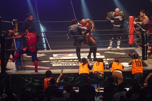 画像ギャラリー No.014のサムネイル画像 / 鎧姿の戦国武将がプロレスのリングに飛ぶ！　「信長の野望〜俺たちの戦国〜」とプロレスがコラボした戦国武将マッチをレポート