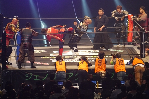 画像ギャラリー No.017のサムネイル画像 / 鎧姿の戦国武将がプロレスのリングに飛ぶ！　「信長の野望〜俺たちの戦国〜」とプロレスがコラボした戦国武将マッチをレポート