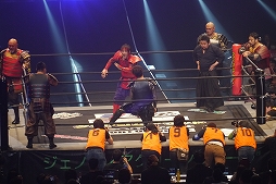 画像ギャラリー No.024のサムネイル画像 / 鎧姿の戦国武将がプロレスのリングに飛ぶ！　「信長の野望〜俺たちの戦国〜」とプロレスがコラボした戦国武将マッチをレポート