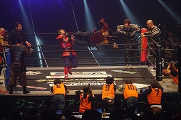 画像ギャラリー No.025のサムネイル画像 / 鎧姿の戦国武将がプロレスのリングに飛ぶ！　「信長の野望〜俺たちの戦国〜」とプロレスがコラボした戦国武将マッチをレポート