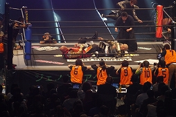画像ギャラリー No.026のサムネイル画像 / 鎧姿の戦国武将がプロレスのリングに飛ぶ！　「信長の野望〜俺たちの戦国〜」とプロレスがコラボした戦国武将マッチをレポート