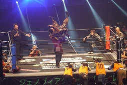 画像ギャラリー No.027のサムネイル画像 / 鎧姿の戦国武将がプロレスのリングに飛ぶ！　「信長の野望〜俺たちの戦国〜」とプロレスがコラボした戦国武将マッチをレポート