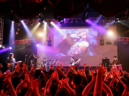 画像ギャラリー No.002のサムネイル画像 / ライブイベント「『真・女神転生』生誕25周年LIVE -CHAOS SIDE-」が開催。シリーズ屈指の人気曲がハードロックアレンジで夜の新宿に鳴り響いた