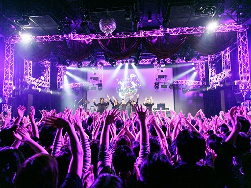 画像ギャラリー No.005のサムネイル画像 / ライブイベント「『真・女神転生』生誕25周年LIVE -CHAOS SIDE-」が開催。シリーズ屈指の人気曲がハードロックアレンジで夜の新宿に鳴り響いた