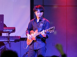 画像ギャラリー No.008のサムネイル画像 / ライブイベント「『真・女神転生』生誕25周年LIVE -CHAOS SIDE-」が開催。シリーズ屈指の人気曲がハードロックアレンジで夜の新宿に鳴り響いた