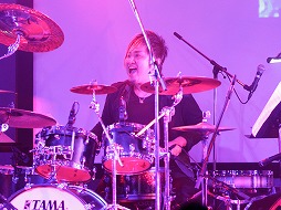 画像ギャラリー No.009のサムネイル画像 / ライブイベント「『真・女神転生』生誕25周年LIVE -CHAOS SIDE-」が開催。シリーズ屈指の人気曲がハードロックアレンジで夜の新宿に鳴り響いた
