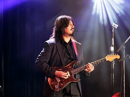 画像ギャラリー No.010のサムネイル画像 / ライブイベント「『真・女神転生』生誕25周年LIVE -CHAOS SIDE-」が開催。シリーズ屈指の人気曲がハードロックアレンジで夜の新宿に鳴り響いた