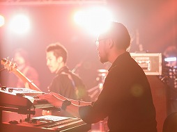 画像ギャラリー No.012のサムネイル画像 / ライブイベント「『真・女神転生』生誕25周年LIVE -CHAOS SIDE-」が開催。シリーズ屈指の人気曲がハードロックアレンジで夜の新宿に鳴り響いた