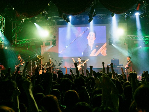 画像ギャラリー No.013のサムネイル画像 / ライブイベント「『真・女神転生』生誕25周年LIVE -CHAOS SIDE-」が開催。シリーズ屈指の人気曲がハードロックアレンジで夜の新宿に鳴り響いた