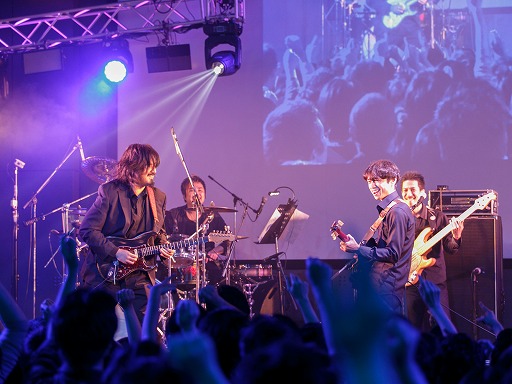 画像ギャラリー No.014のサムネイル画像 / ライブイベント「『真・女神転生』生誕25周年LIVE -CHAOS SIDE-」が開催。シリーズ屈指の人気曲がハードロックアレンジで夜の新宿に鳴り響いた