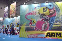 画像ギャラリー No.001のサムネイル画像 / Nintendo Switch 体験会の「ARMS」紹介ステージをレポート。椿姫彩菜さんが特訓を受けて“ARMSレディ＆ボーイ”に挑戦