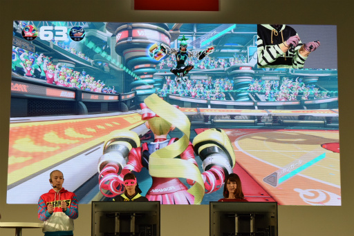 画像ギャラリー No.007のサムネイル画像 / Nintendo Switch 体験会の「ARMS」紹介ステージをレポート。椿姫彩菜さんが特訓を受けて“ARMSレディ&ボーイ”に挑戦