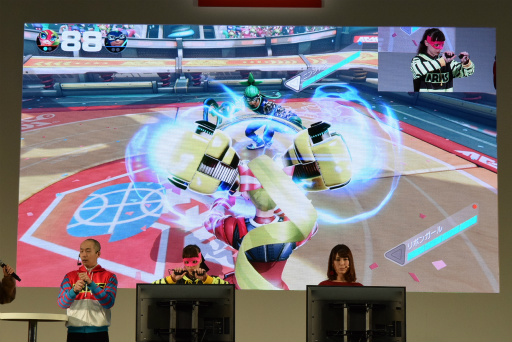 画像ギャラリー No.008のサムネイル画像 / Nintendo Switch 体験会の「ARMS」紹介ステージをレポート。椿姫彩菜さんが特訓を受けて“ARMSレディ&ボーイ”に挑戦
