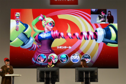 画像ギャラリー No.009のサムネイル画像 / Nintendo Switch 体験会の「ARMS」紹介ステージをレポート。椿姫彩菜さんが特訓を受けて“ARMSレディ＆ボーイ”に挑戦