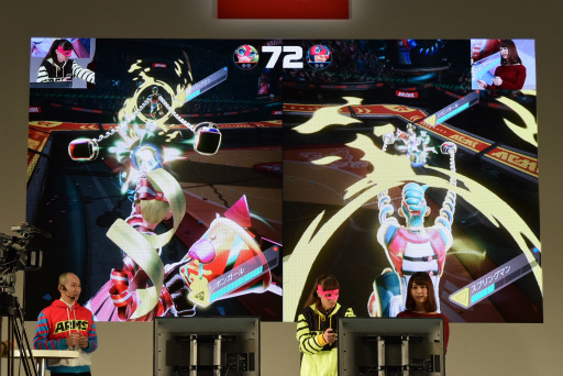 画像ギャラリー No.016のサムネイル画像 / Nintendo Switch 体験会の「ARMS」紹介ステージをレポート。椿姫彩菜さんが特訓を受けて“ARMSレディ＆ボーイ”に挑戦