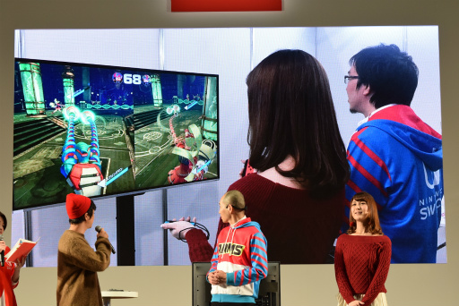 画像ギャラリー No.017のサムネイル画像 / Nintendo Switch 体験会の「ARMS」紹介ステージをレポート。椿姫彩菜さんが特訓を受けて“ARMSレディ&ボーイ”に挑戦