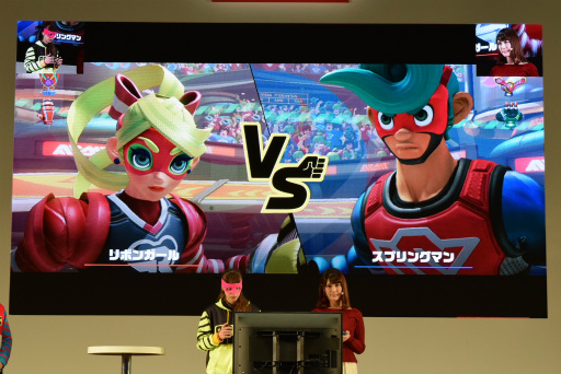 画像ギャラリー No.019のサムネイル画像 / Nintendo Switch 体験会の「ARMS」紹介ステージをレポート。椿姫彩菜さんが特訓を受けて“ARMSレディ&ボーイ”に挑戦